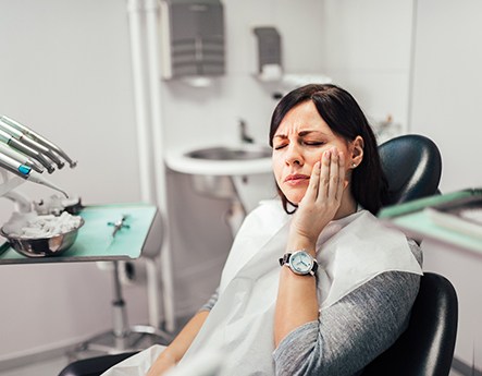 patient visiting dentist for emergency 